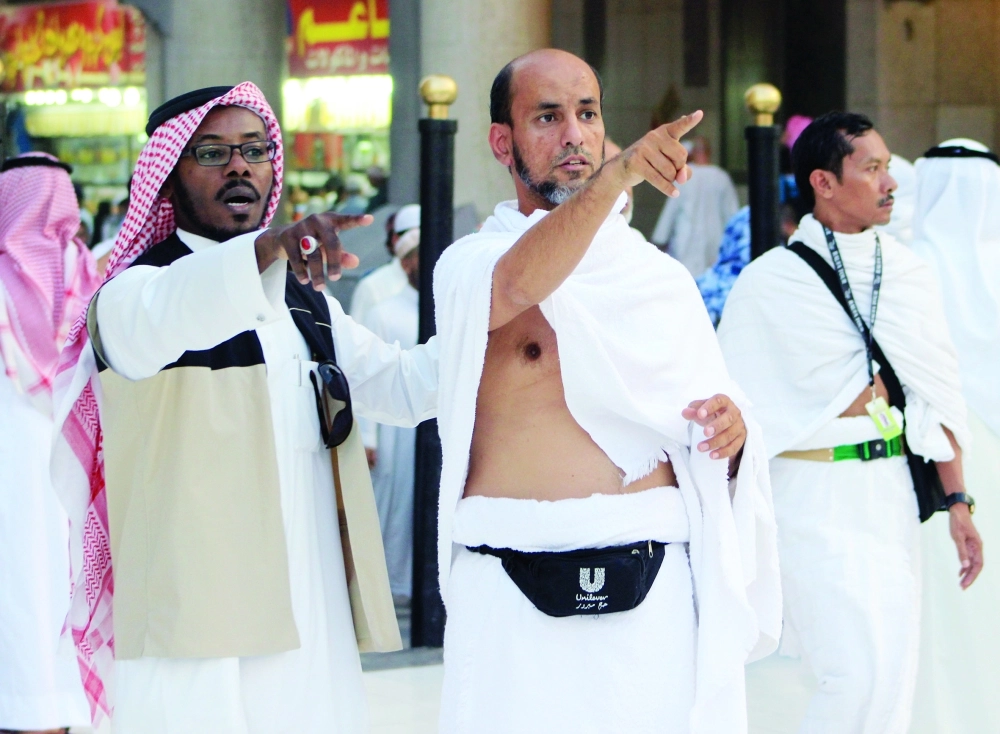 أحد موظفي الرئاسة يرشد أحد المعتمرين      (ياسر بخش)