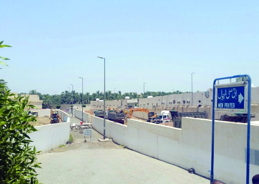 آليات تعمل في تسوية أرض مقبرة قباء أمس                   (محمد عبداللطيف)