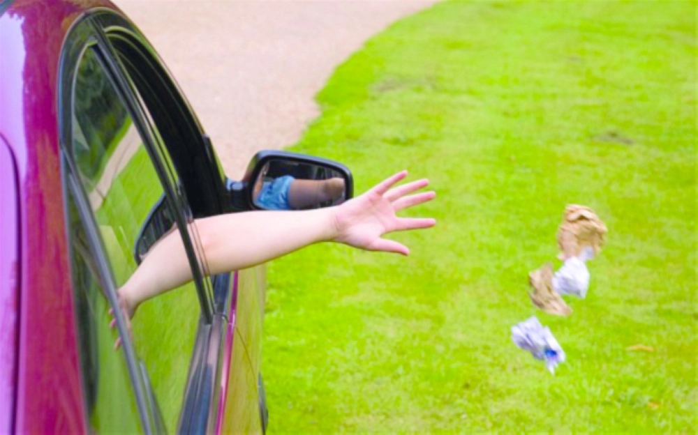 رمي للنفايات من السيارة                                           (مكة)