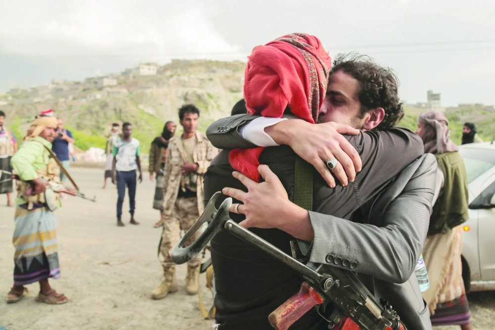 مقاتل يتلقى تهاني زملائه في تعز بعد إطلاق سراحه من قبل الميليشيا                   (أ ف ب)