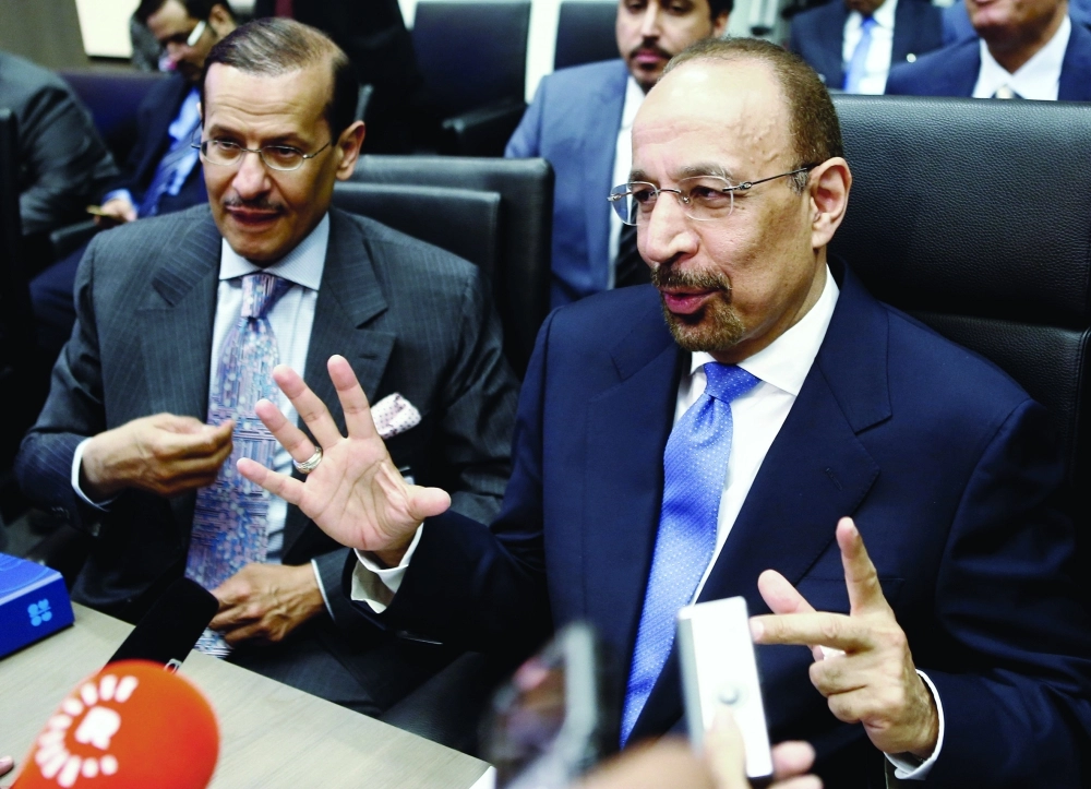 وزير الطاقة ونائبه الأمير عبدالعزيز بن سلمان يتحدثان مع الصحفيين        (رويترز)