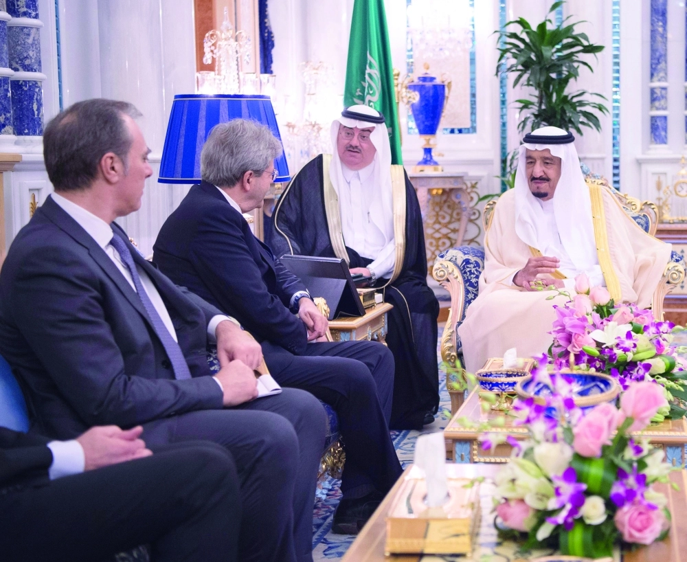 الملك سلمان مستقبلا باولو جينتلوني والوفد المرافق له                          (واس)