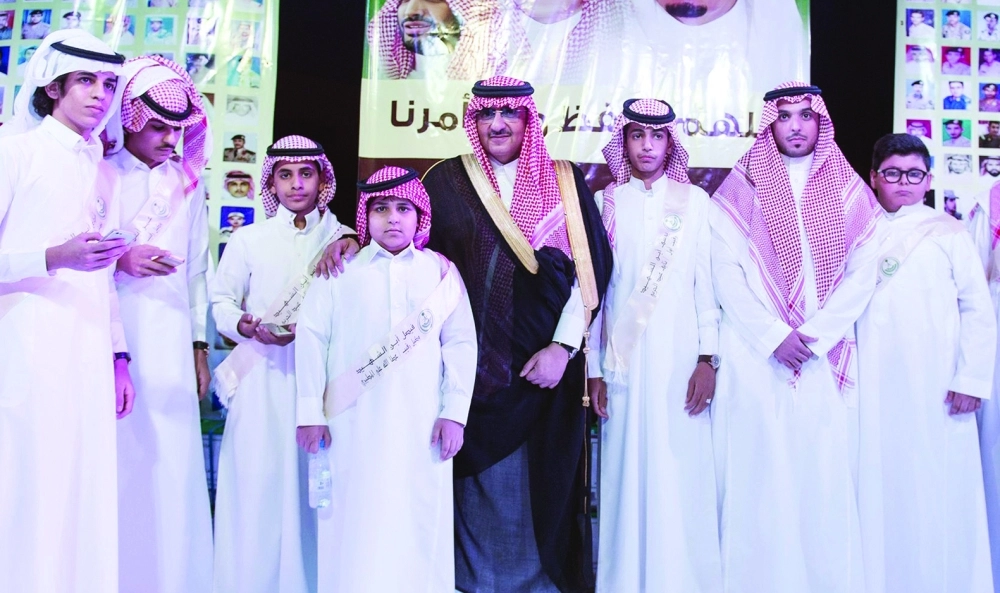 ولي العهد متوسطا أبناء الشهداء