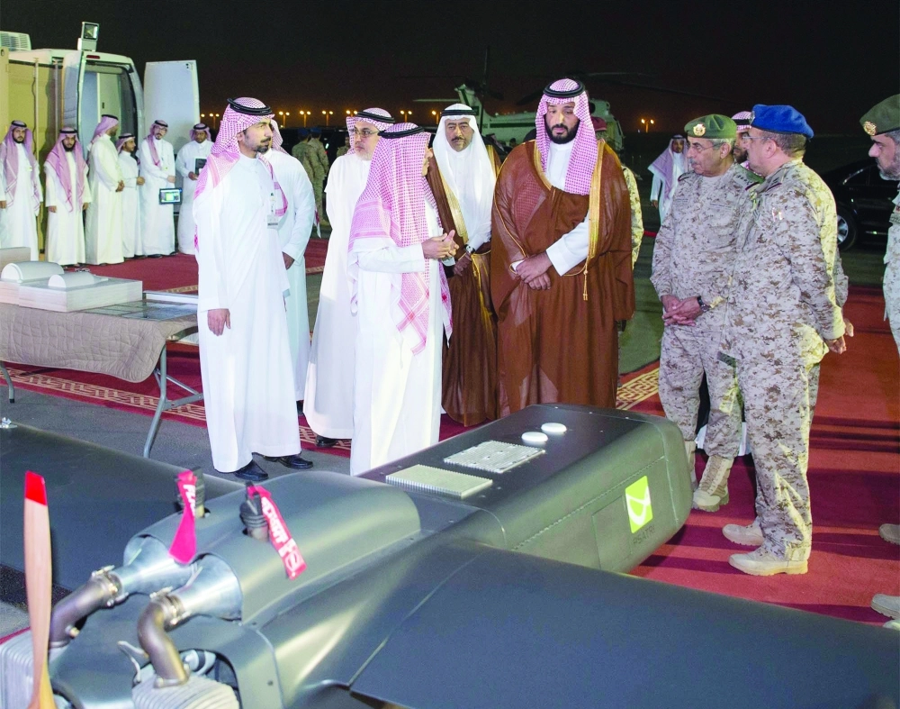 الأمير محمد بن سلمان مطلعا على تصميم الطائرة بدون طيار ( واس )