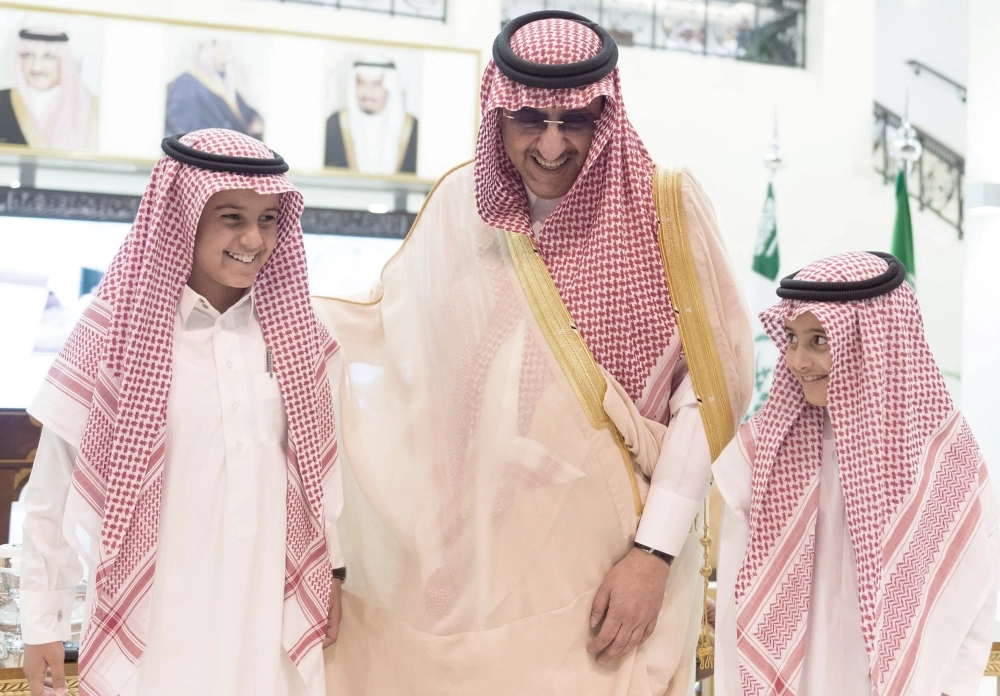 الأمير محمد بن نايف وابنا الشهيد                                    (واس)