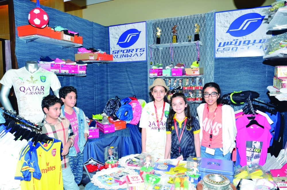 ماريا كعكي وقريباتها في المعرض              (عبدالمحسن دومان) 