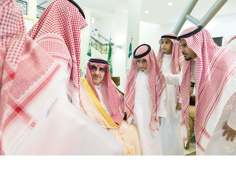 ولي العهد مستقبلا أشقاء وأبناء وذوي الشهيد العقيد كتاب الحمادي في الرياض أمس الأول (واس)