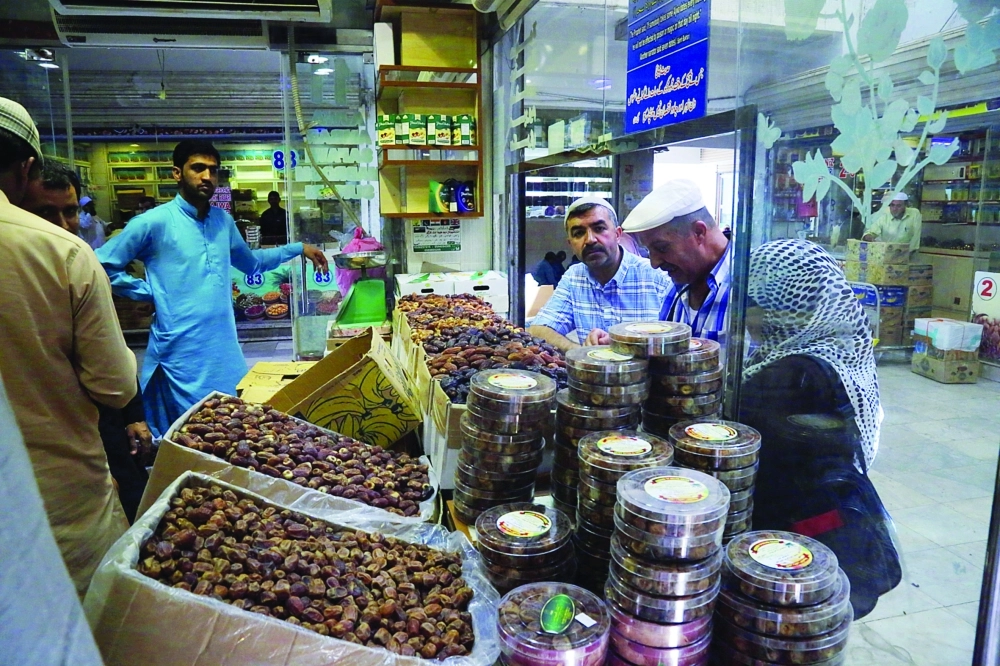  أنواع من تمور المدينة بأحد المحال التجارية                                (محمد عبداللطيف) 