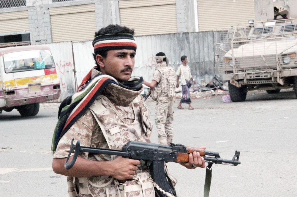 جندي من القوات اليمنية يتمركز في إحدى النقاط بعدن              (أديب السيد)