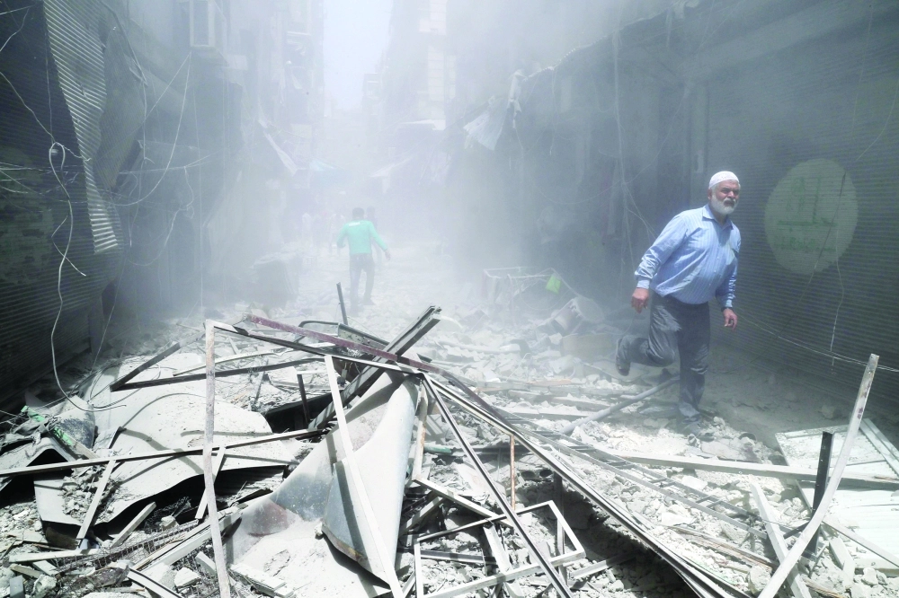 دمار واسع خلفته غارة لطيران النظام على بستان القصر في حلب            (أ ف ب)