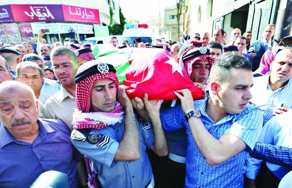أردنيون يشيعون أحد ضحايا العمل الإرهابي قرب عمان                       (إ ب أ)