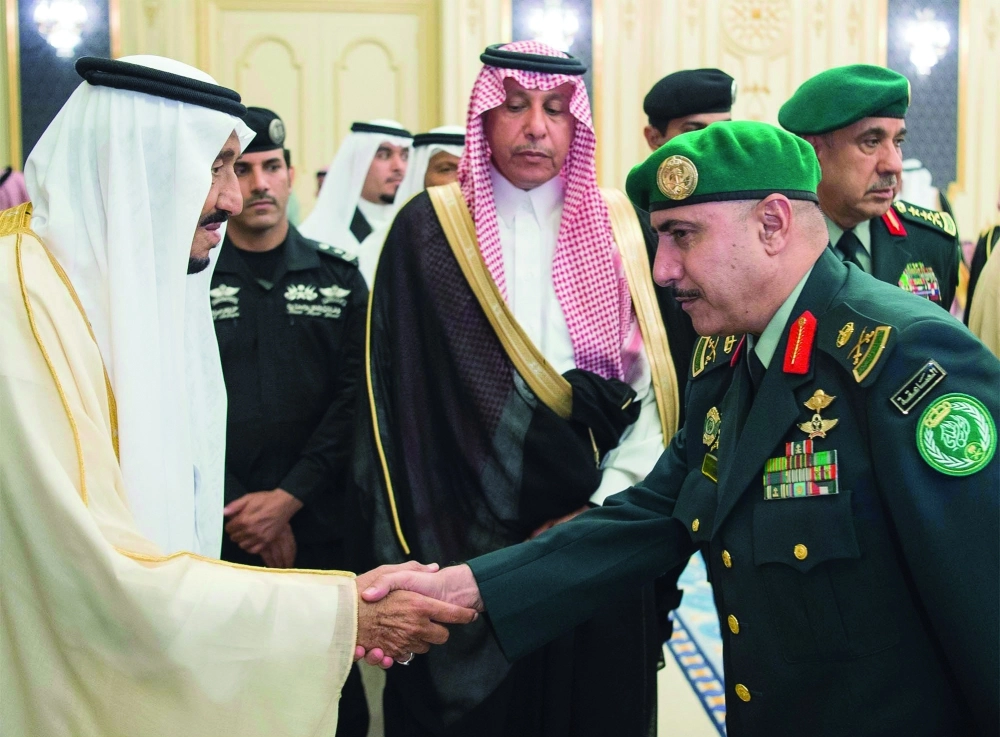 الملك سلمان مستقبلا القادة العسكريين