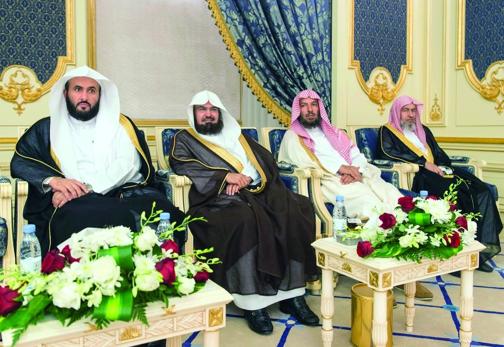 عدد من العلماء خلال الاستقبال