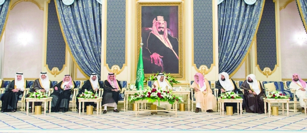 الملك سلمان لدى استقباله المهنئين برمضان في قصر السلام بجدة أمس الأول (واس)