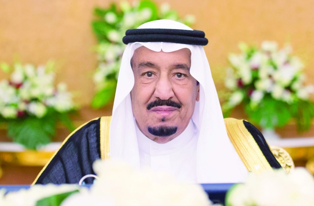 الملك سلمان خلال ترؤسه جلسة مجلس الوزراء في جدة أمس          (واس)