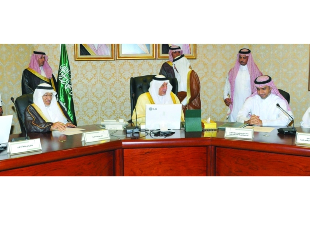 خالد الفيصل لدى اطلاعه على خطوات العمل في المشروع (مكة)