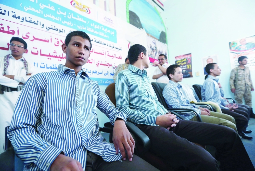 مجموعة من الأطفال الذين أفرج عنهم في مأرب بعدما سلمهم التحالف العربي للحكومة اليمنية                                                                                  (رويترز)