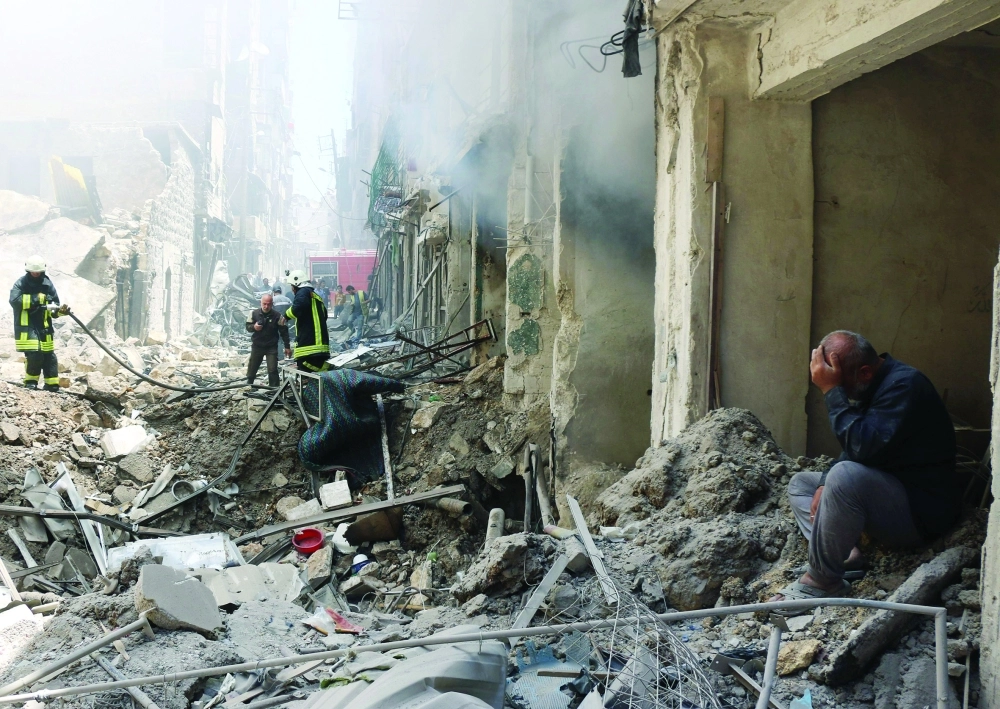 دمار واسع في حي الشعار بحلب بعد غارة لطيران النظام          (أ ف ب)