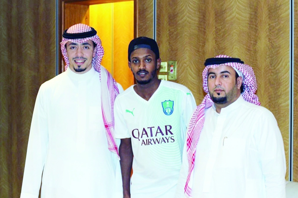 علي عواجي يتوسط رئيس الأهلي ونائبه      (اعلامي الأهلي)