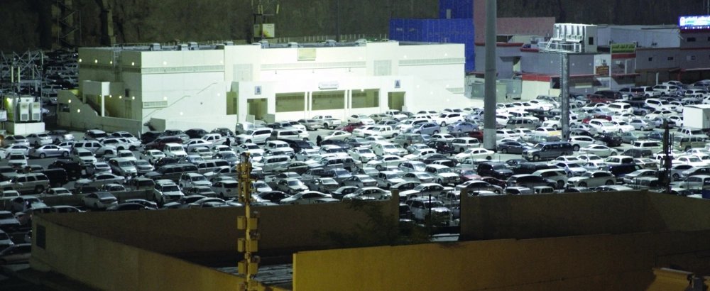 مواقف المركبات بالقرب من محبس الجن                      (ياسر بخش)