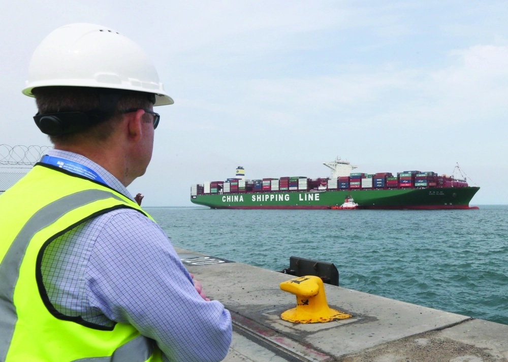 سفينة حاويات عملاقة أثناء رسوها بميناء جدة                                   (مكة)