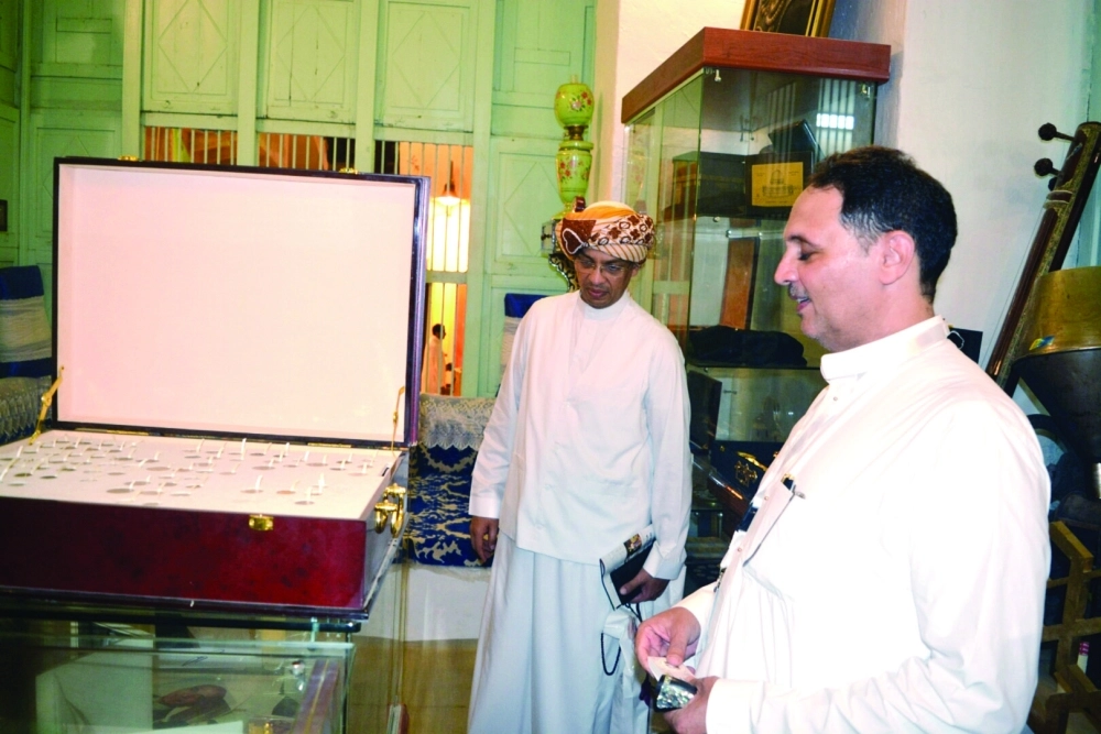 طلال شلبي يشرح لأحد الزوار                         (مكة)