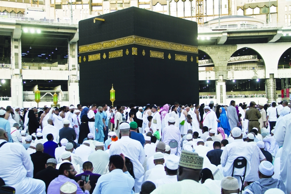 عدد من المعتمرين والمصلين داخل صحن                 (أنس الحارثي)