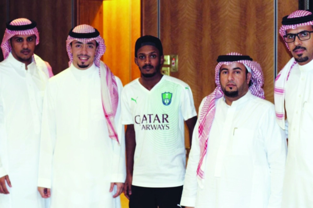 علي عواجي يتوسط مسؤولي الأهلي بعد التوقيع               (مكة)