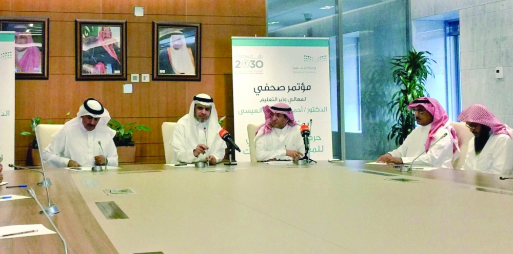 أحمد العيسى خلال المؤتمر الصحفي المخصص لحركة النقل أمس  (مكة)