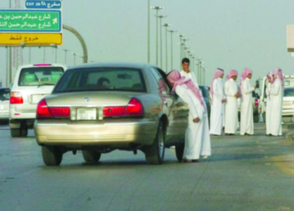 سائق يتفق مع راكب لنقله بمركبته الخاصة                 (مكة)