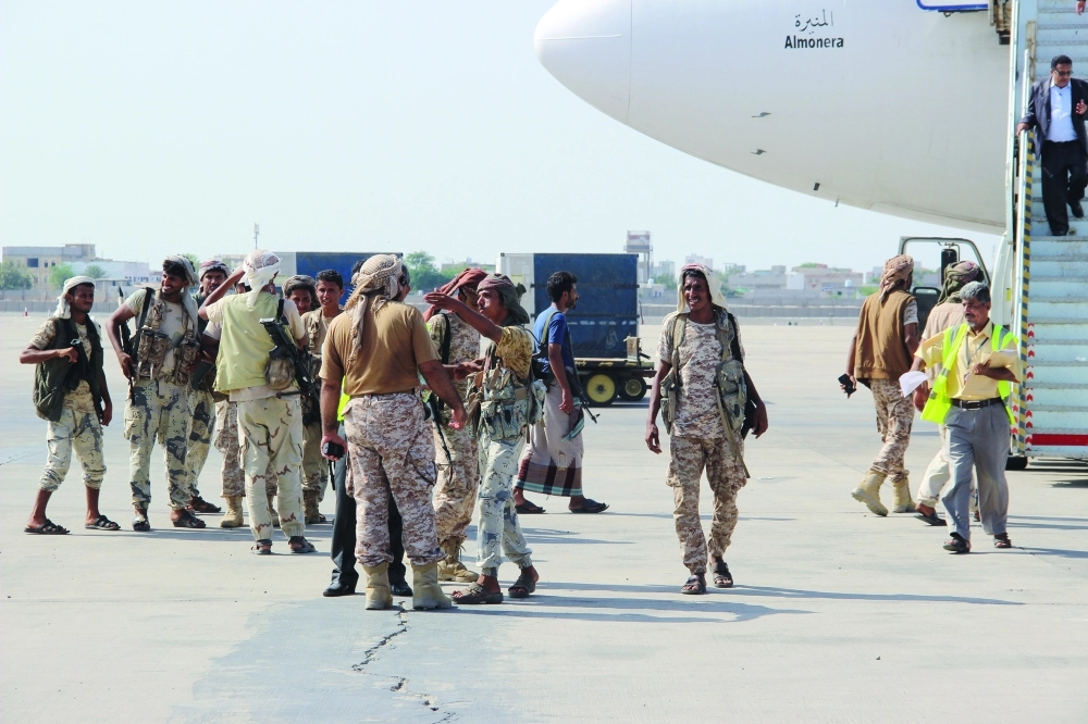 جنود من القوات اليمنية في حراسة بمطار عدن الدولي     (أديب محمد)