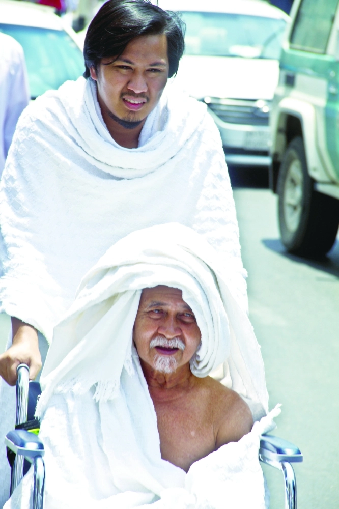 آثار الإعياء على عدد من مصلي الجمعة  