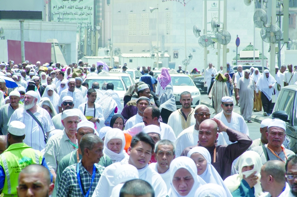 عدد من المصلين عقب أول جمعة في رمضان
