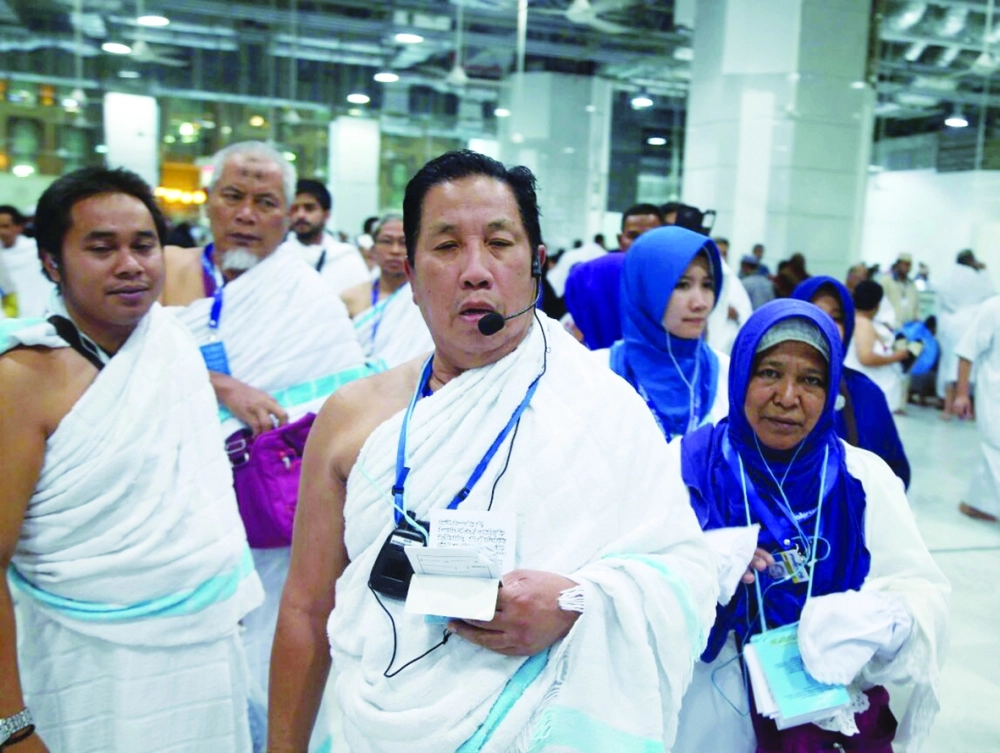 معتمر يستخدم جهاز لاسلكي في المطاف        (عبدالله الشنقيطي)