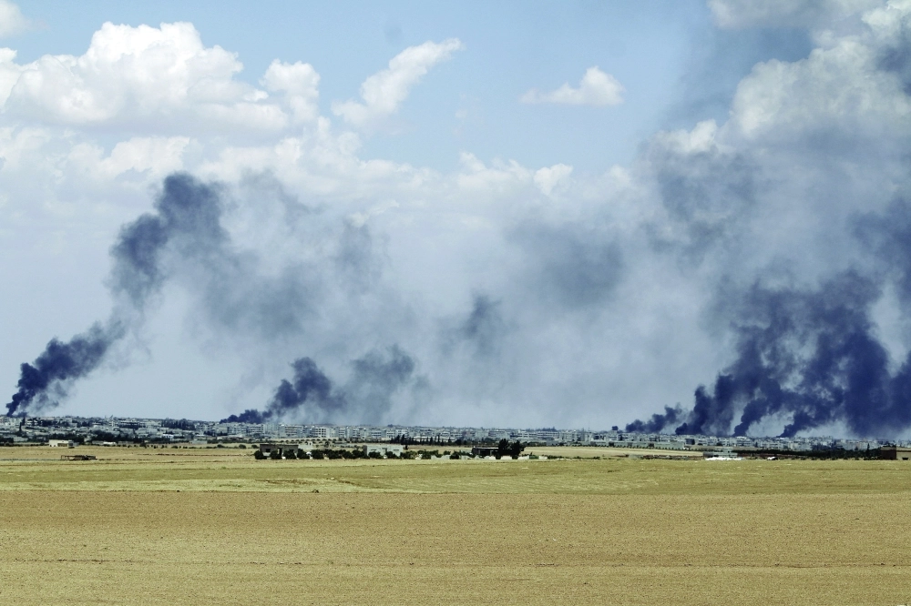 دخان المعارك يتصاعد فوق سماء منبج                                                  (رويترز)