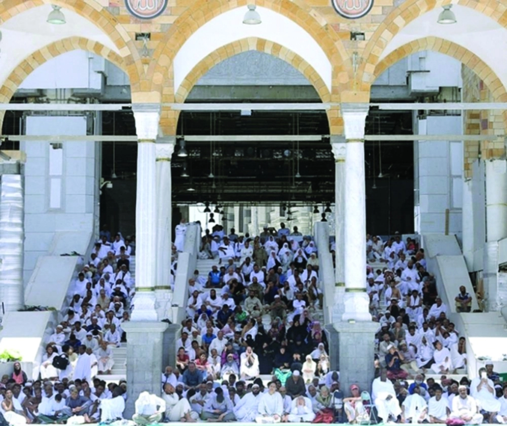 مصلون يستمعون لخطبة الجمعة بالحرم أمس        (مكة)