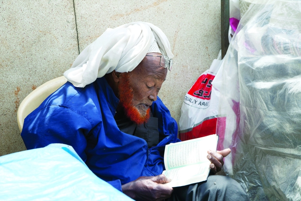 كيني يقرأ القرآن الكريم في أحد شوارع نيروبي  