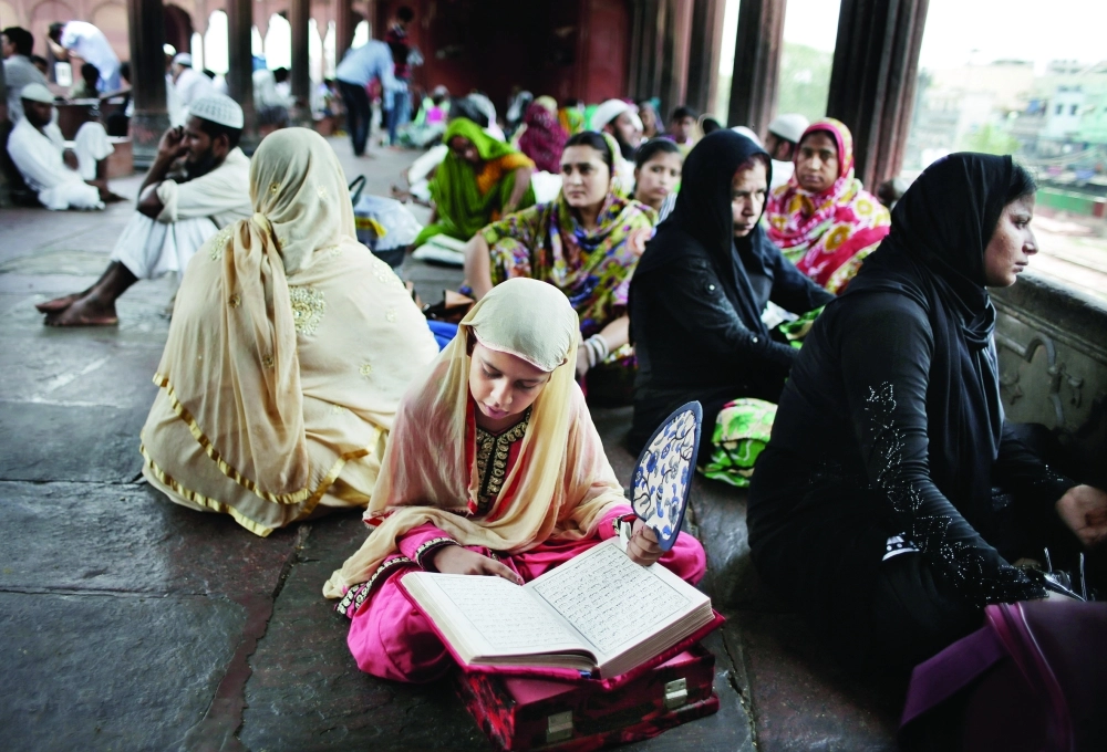 هندية تقرأ القرآن في جامع بنيودلهي قبل الجمعة 