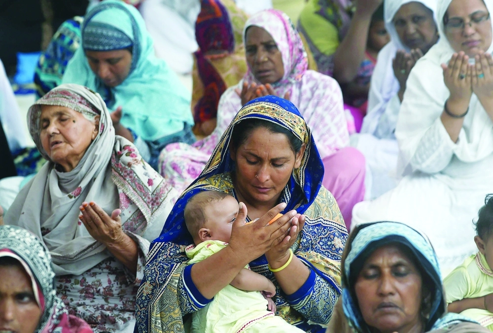 باكستانية تدعو في الصلاة بأحد مساجد لاهور   (أ ف ب)