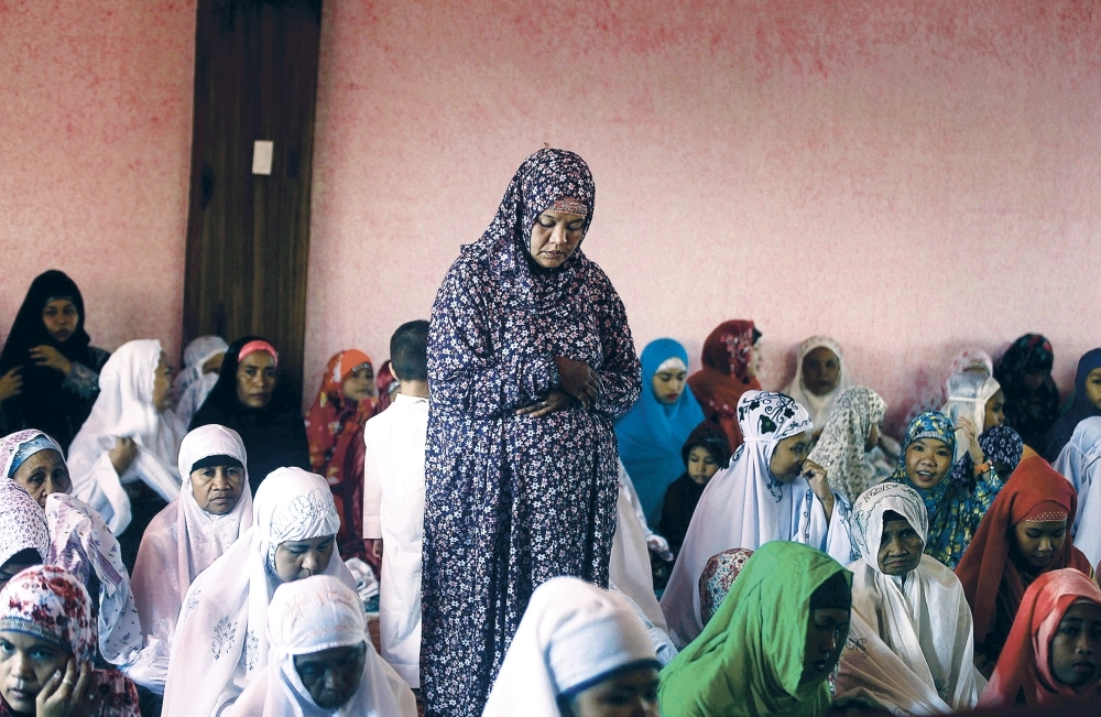 امرأة تصلي الجمعة بمسجد بداتو سعودي أمباتوان الفلبينية 