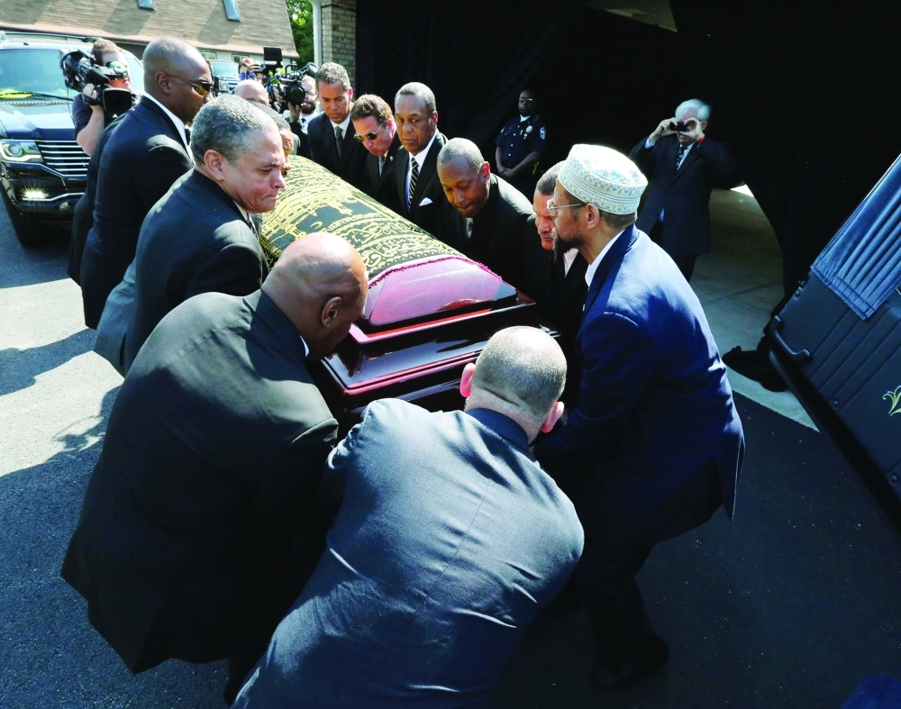 لحظة إنزال جنازة محمد علي كلاي          (رويترز)