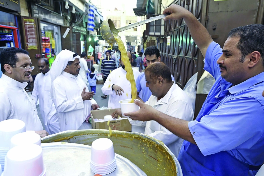 تجهيز شوربة للزبائن في البلد بجدة                              (ثامر الفرج)