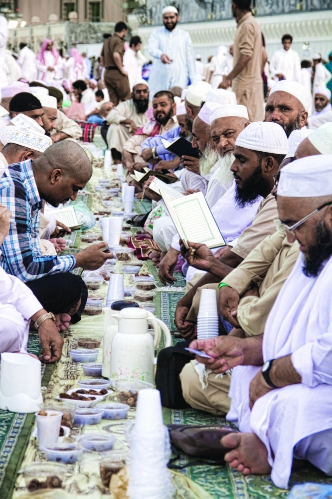 ابتهال بالدعاء في الحرم المكي قبيل الإفطار                           (أنس الحارثي)