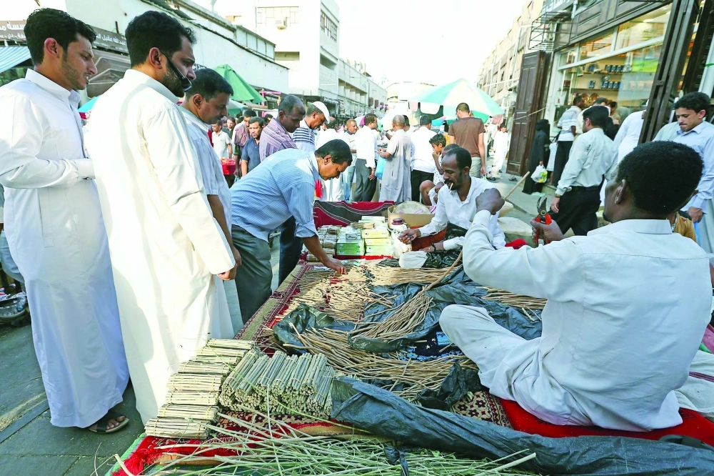 إقبال على شراء المساويك في باب مكة                                    