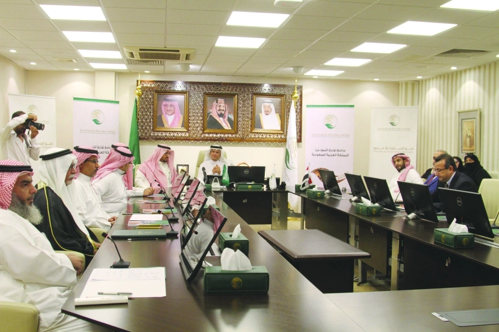 اجتماع لمركز الملك سلمان للإغاثة والأعمال الإنسانية في مقره بالرياض أمس                         (واس)