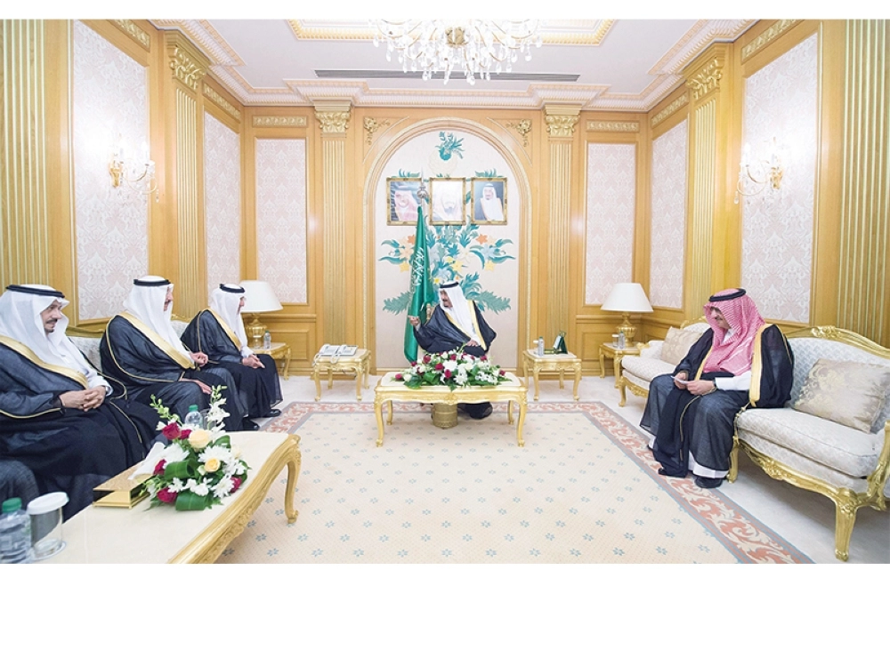 خادم الحرمين مستقبلا أمراء المناطق ويبدو ولي العهد (واس)