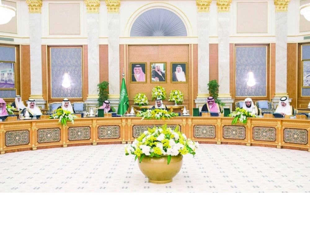 الملك سلمان خلال ترؤسه جلسة مجلس الوزراء بجدة أمس الأول                              (واس)