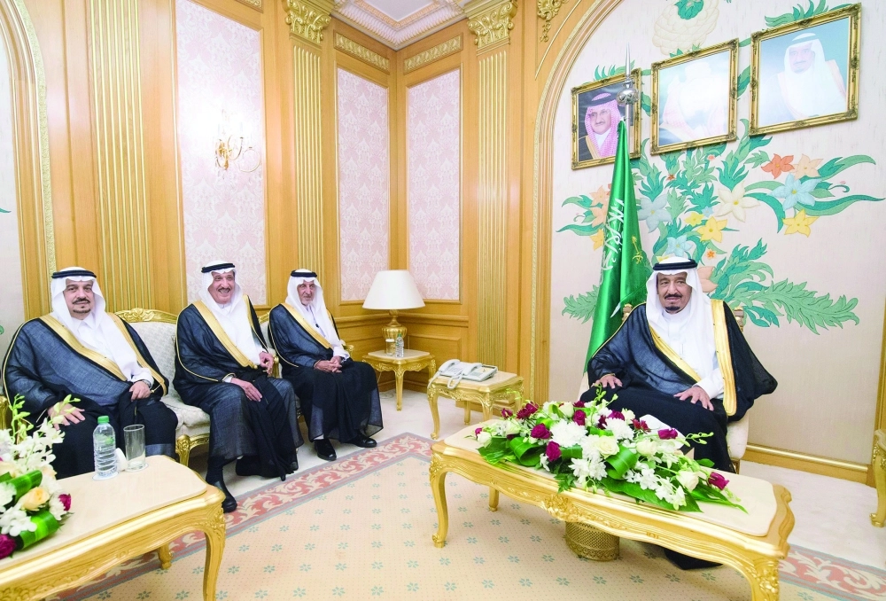 الملك سلمان لدى استقباله أمراء المناطق (واس)
