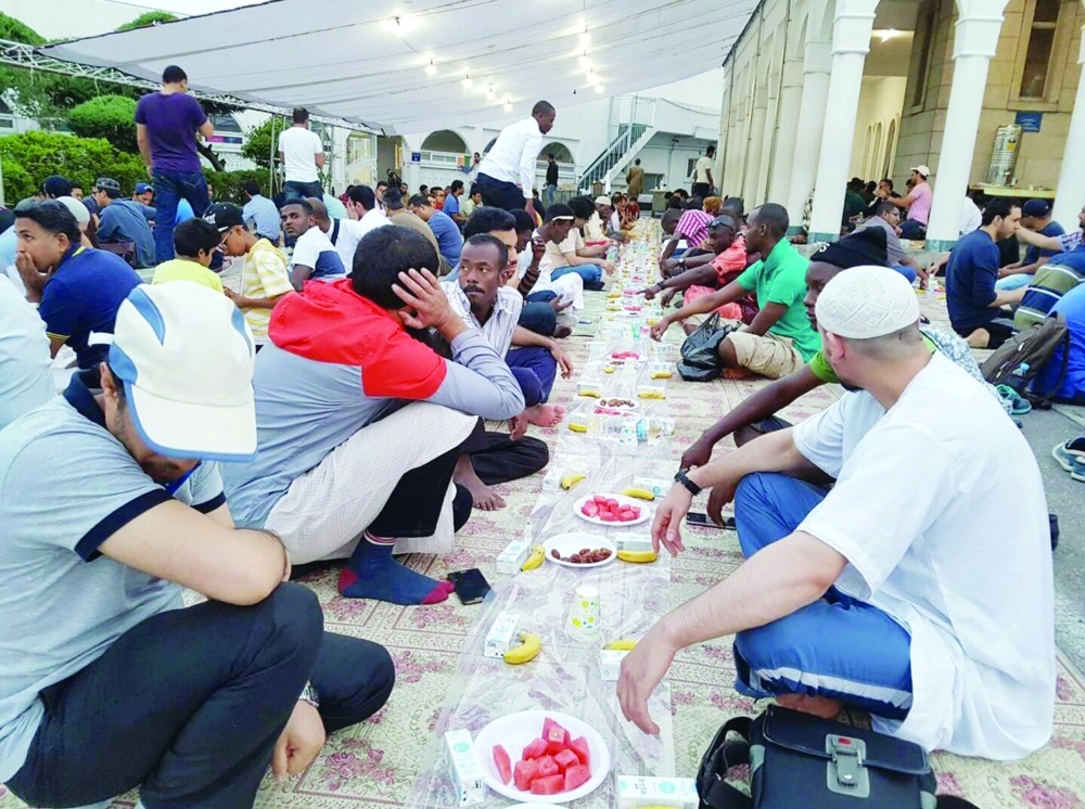 صائمون في الخارج يستعدون للإفطار في مشروع الملك سلمان لإفطار الصائمين          (واس)