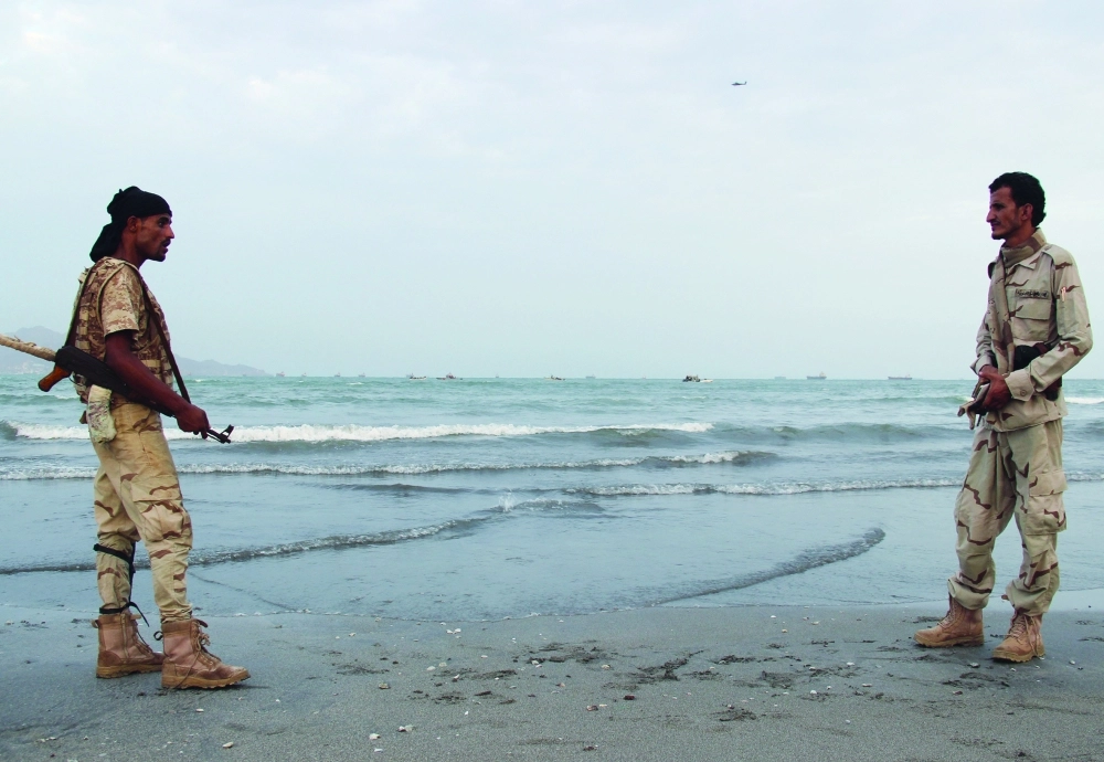 جنديان من خفر السواحل اليمني على شاطئ عدن                                             (أ ف ب)